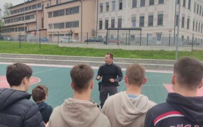 Obisk policista in službenega policijskega psa