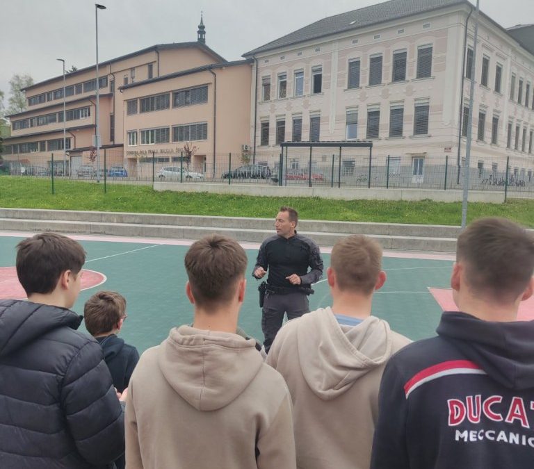Obisk policista in službenega policijskega psa